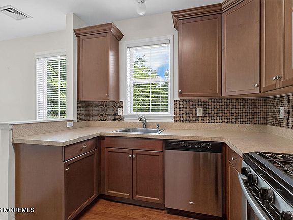 5th image of 118 Sloan Ct