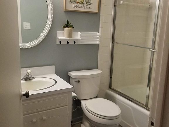 On suite full bathroom in largest bedroom