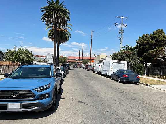 4th image of 8628 Menlo Ave