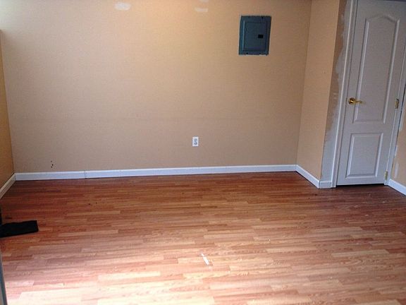 3rd image of 365 Oak Ave