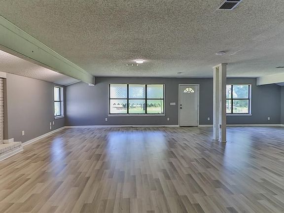 3rd image of 20 W Oakridge Dr
