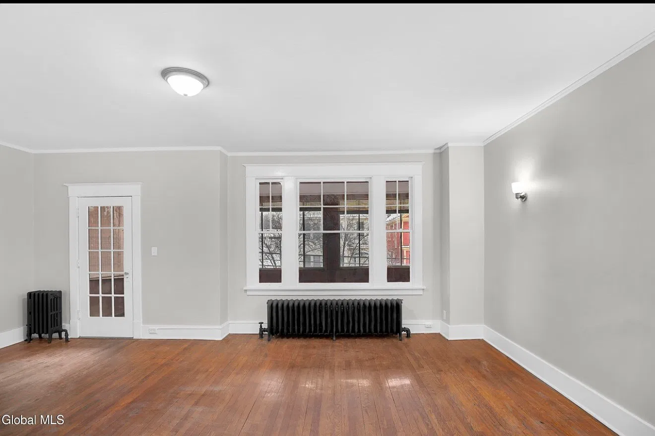 3 bed, 1200 sqft, $1,850 — Photo 1