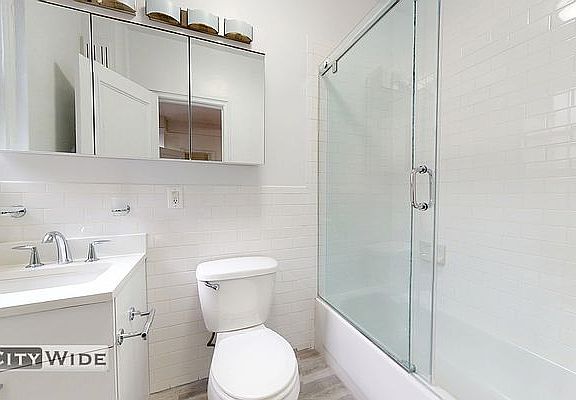 3rd image of 140 E 46th St APT 6T