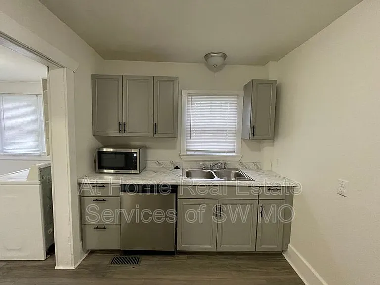 1200 S Jefferson Ave — Photo 6