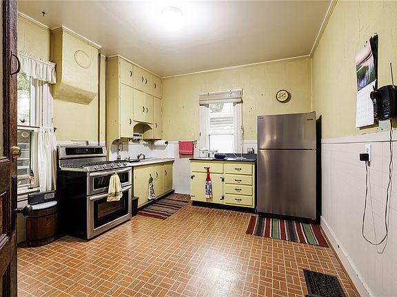 4th image of 587 Bay St