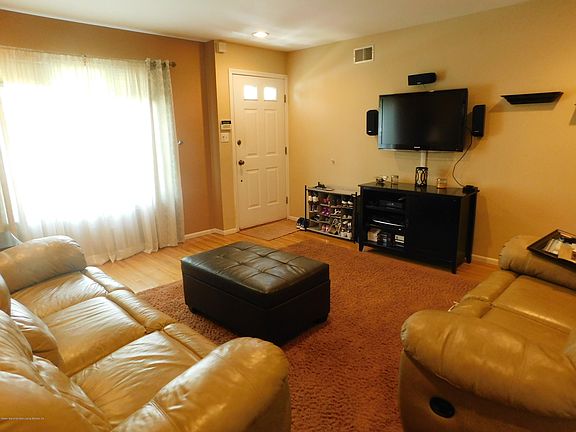 3rd image of 256 Malvine Ave