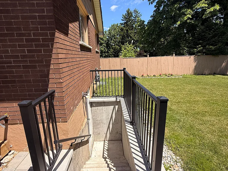 31 Brenlyn Ct #LOWER — Photo 14
