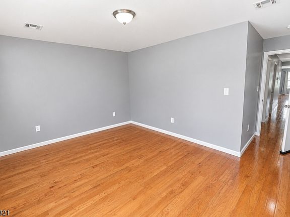 3rd image of 572 S 11th St Floor 3