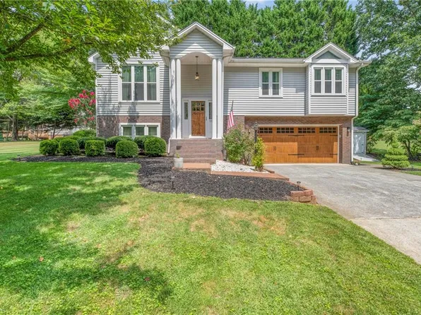 705 Old Barn Cir, Pilot Mtn, NC 27041