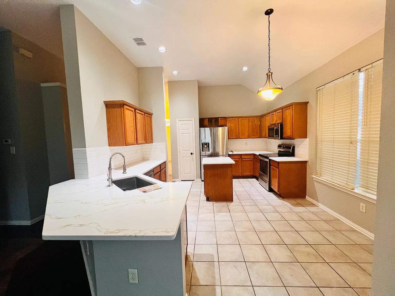 3 bed, 1717 sqft, $2,100 — Photo 2