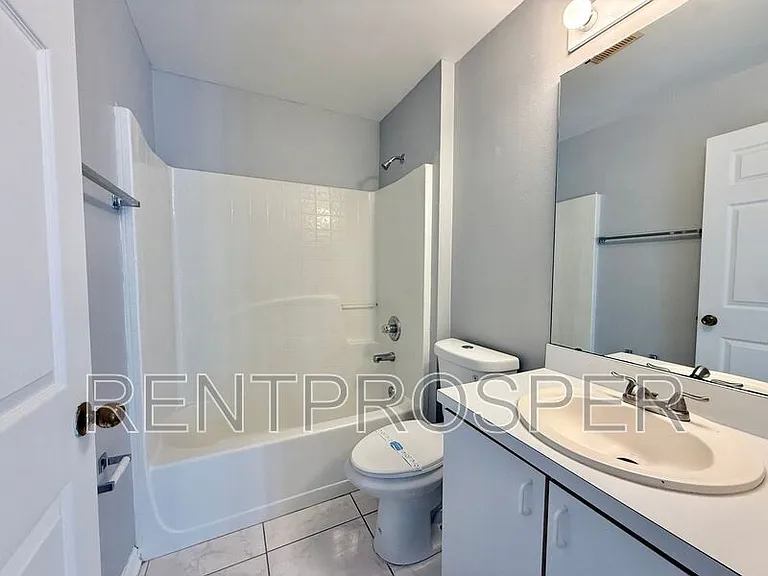 220 Canterbury Ct — Photo 13