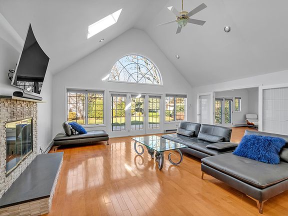 4th image of 25147 Thornhill Ave
