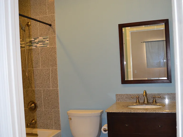On suite / laundry room access bath