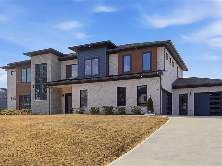 556 Versailles Dr — Photo 40