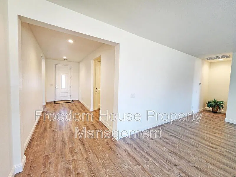 3 bed, 2.5 bath, 2095 sqft, $2,241 — Photo 2