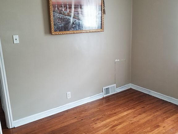 5th image of 332 Ewart Ave
