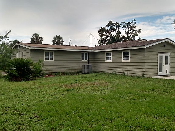 Large back yard 106'x182' 