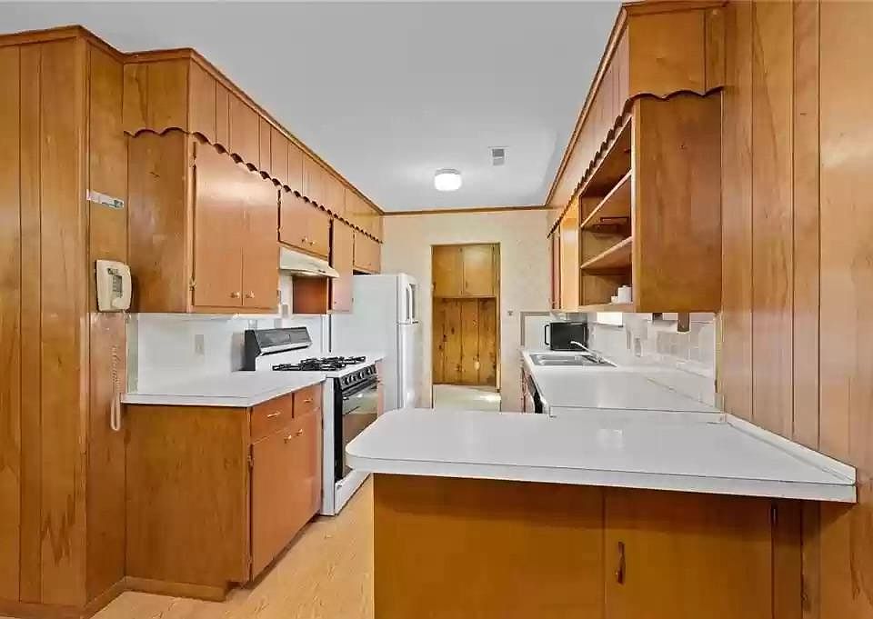 2nd image of 605 N Gutensohn Rd