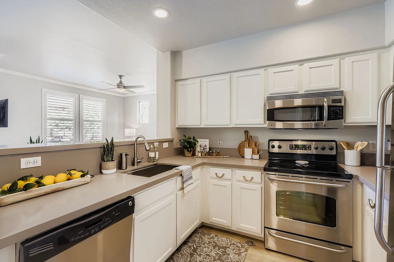 1 bed, 798 sqft, $2,200 — Photo 3