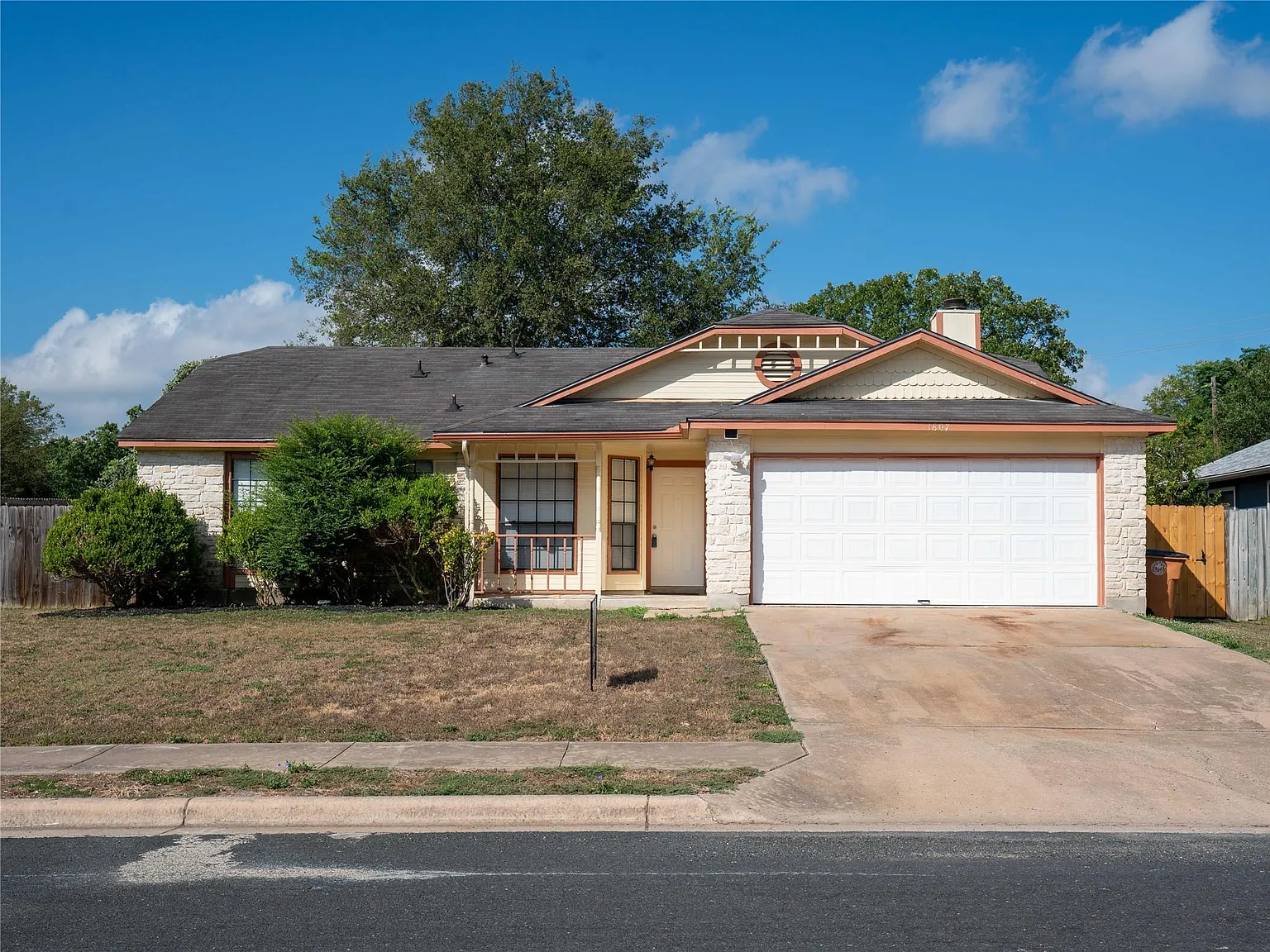 3 bed, 2.0 bath, 1419 sqft, $1,995 — Photo 1
