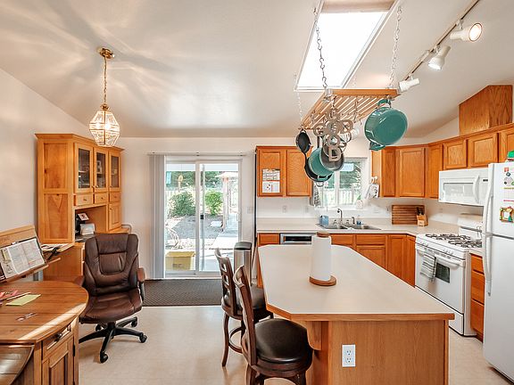 3rd image of 2831 Fir Ct