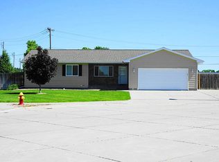 2 Cedar Ln, Kearney, NE 68845