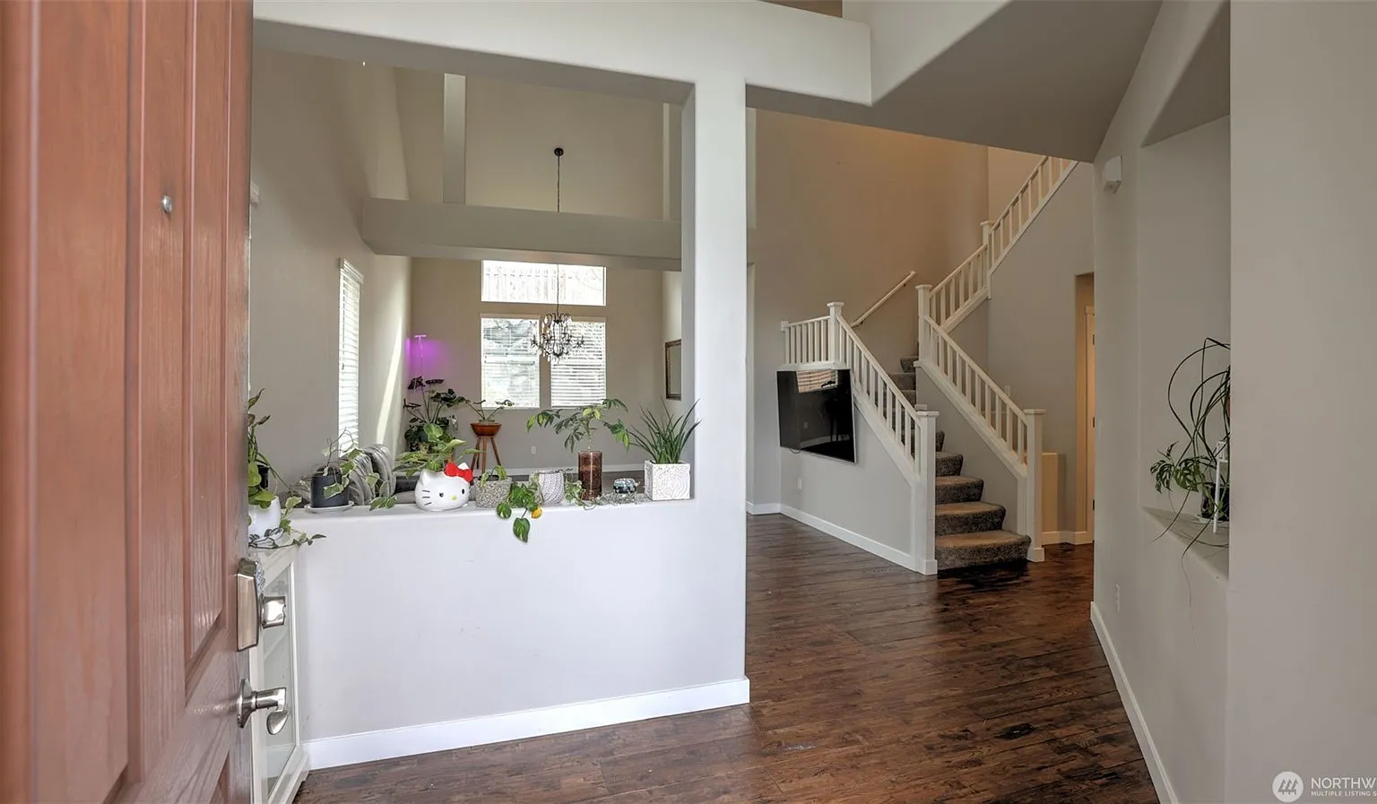 4 bed, 2.5 bath, 2729 sqft, $3,995 — Photo 2