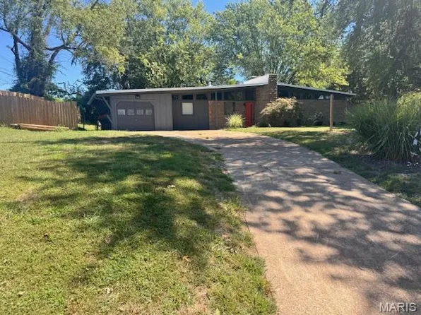 1562 Starlight Dr, Saint Louis, MO 63135