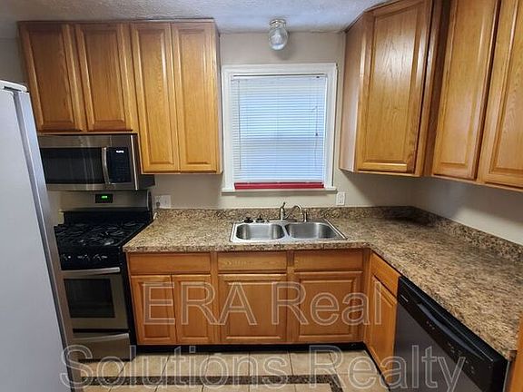 4th image of 350 Wrexham Ave
