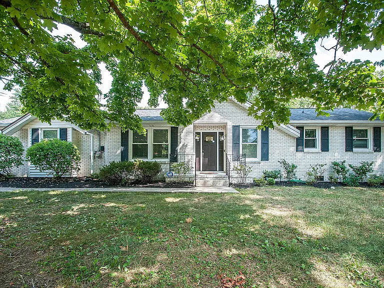 138 Carriage Dr — Photo 1