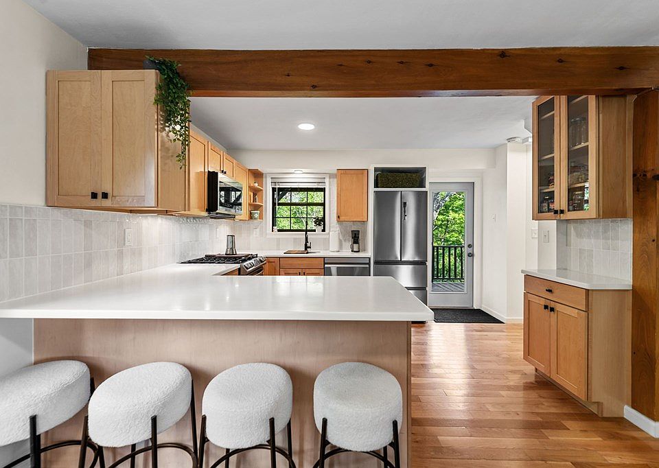 25th image of 100 Lakeview Dr