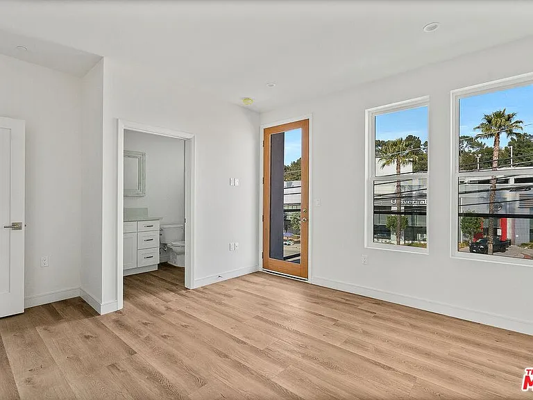 3521 Cahuenga Blvd W — Photo 9