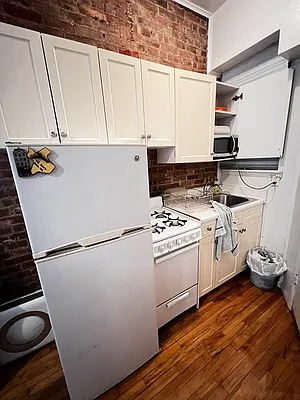 Rented by Salon Realty Corp | media 12