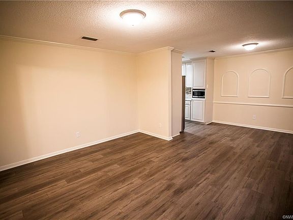 2nd image of 409 Plaza Cir
