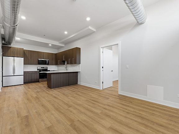 4th image of 2839 W Belmont Ave #101