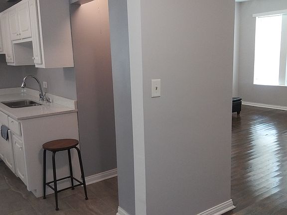 5th image of 941 N Hamlin Ave #1