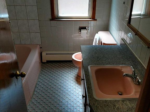 4th image of 5550 W Leland Ave #1
