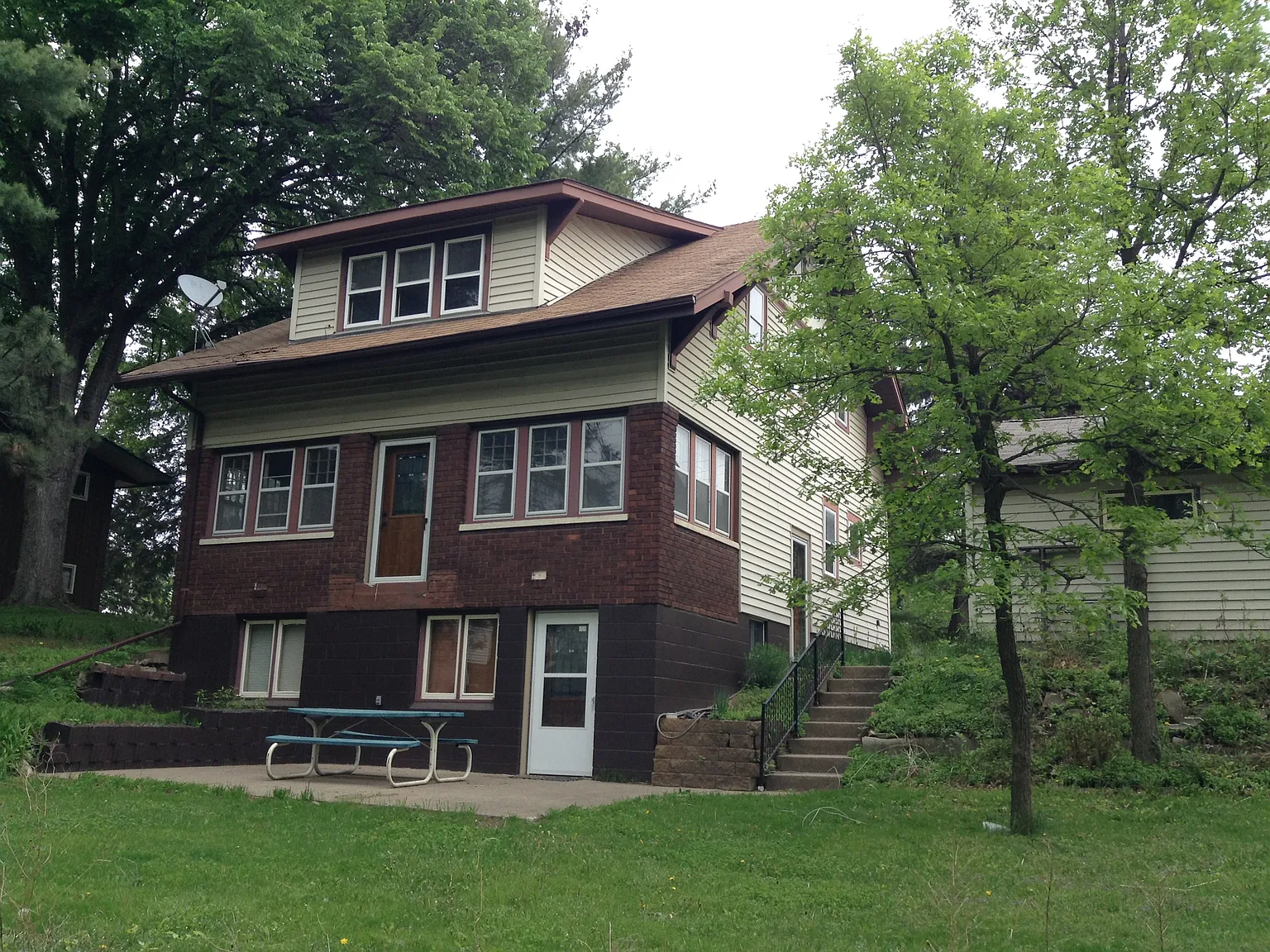 425 Mcknight Road S — Photo 1