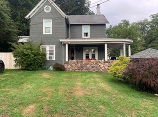 10 Edgewood Dr, Central Valley, NY 10917