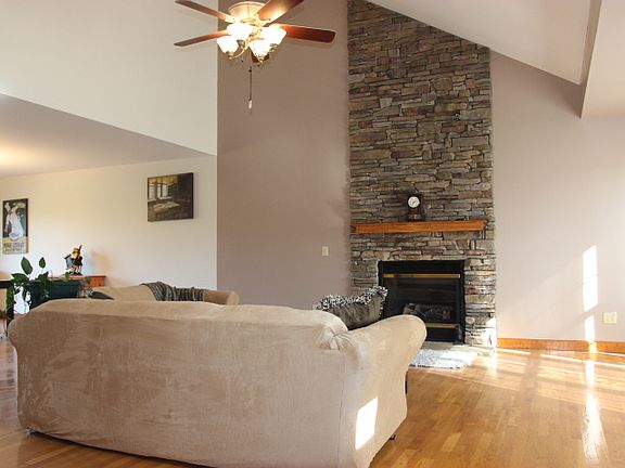 3rd image of 132 Shepherd Ct