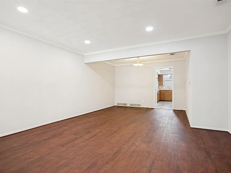 7005 Kingsbury Dr — Photo 2