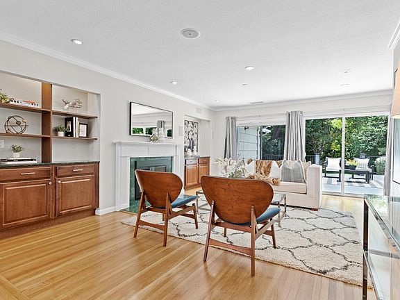 4th image of 301 W Hillsdale Blvd