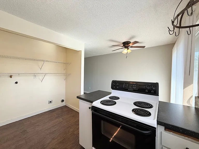 5925 SW Main Ave #1-6 — Photo 8