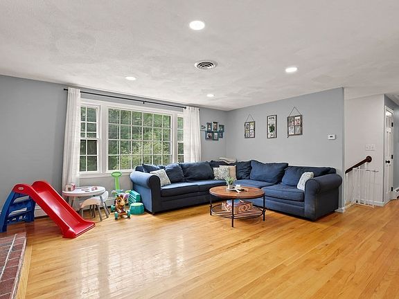 3rd image of 27 Alden Rd
