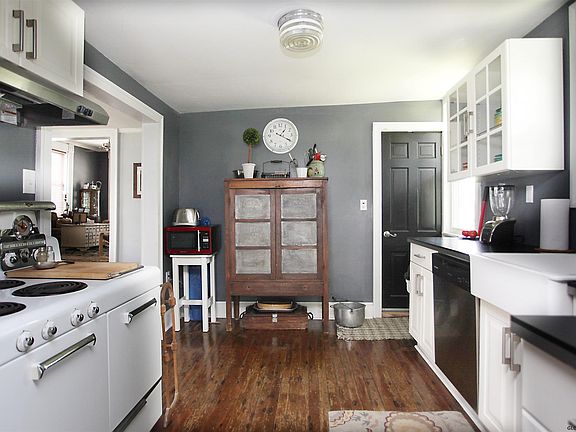 5th image of 132 Fair St