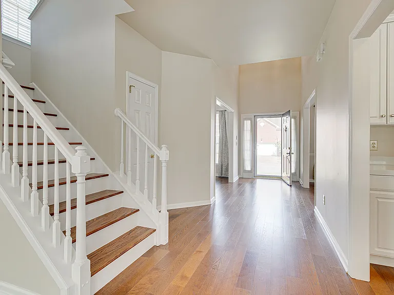 307 Devonshire Dr — Photo 2
