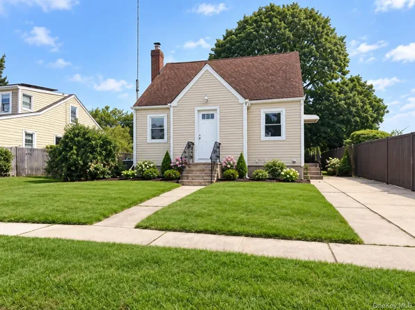 60 Howard Avenue, Copiague, NY 11726