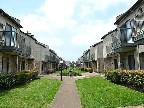 2nd image of 3808 Landmark Dr