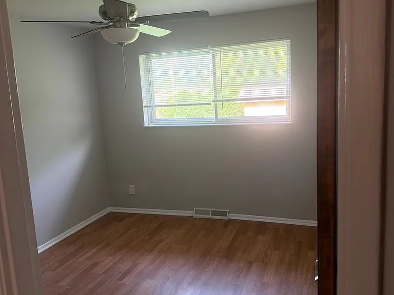 (357) 3961-63 Jane — Photo 9