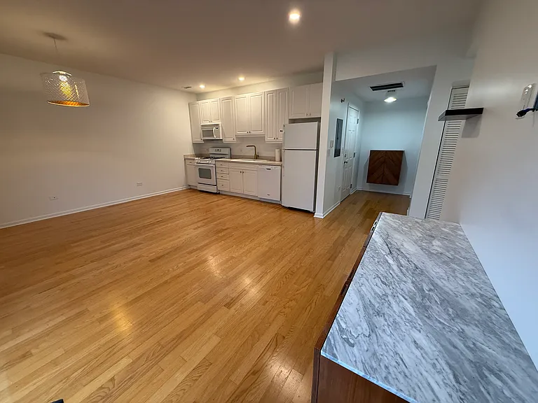 2720 W Cortland St #202 — Photo 4